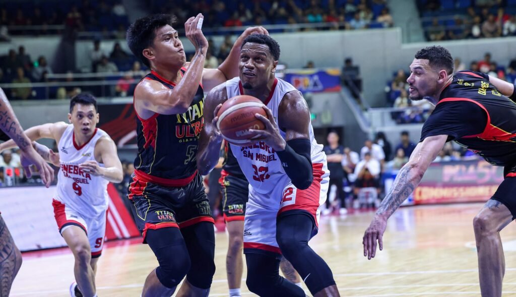Justin Brownlee scores inside during Ginebra’s win over Titan Ultra. [PBA Images]