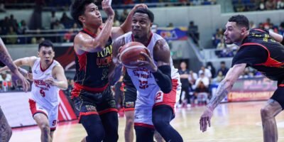 Justin Brownlee scores inside during Ginebra’s win over Titan Ultra. [PBA Images]