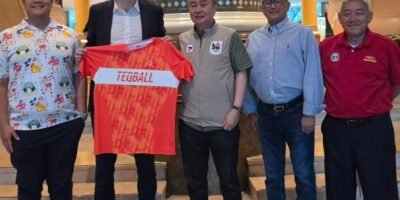 PHILIPPINE Olympic Committee (POC) president Abraham “Bambol” Tolentino (center) welcomes Fédération Internationale de Teqball president Dr. Victor Huszár (second from left) in a visit last Maundy Thursday at the at the Shangri La Makati. With them are (from left) POC secretary-general Atty. Wharton Chan and PITEQ secretary-general Peter Paul Soliman and executive director Jovy Mamawal. [POC photo]
