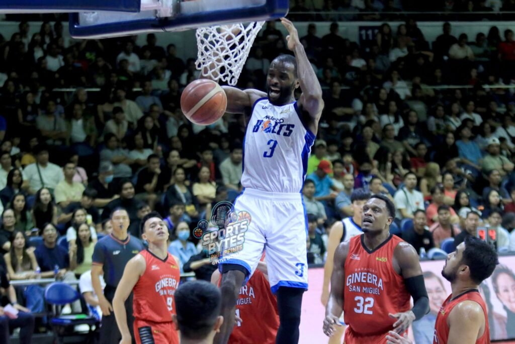 Marvin Jones slams it home in Meralco's win over Ginebra on May 1. [photo credit: Peter Baltazar]