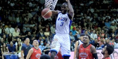 Marvin Jones slams it home in Meralco's win over Ginebra on May 1. [photo credit: Peter Baltazar]