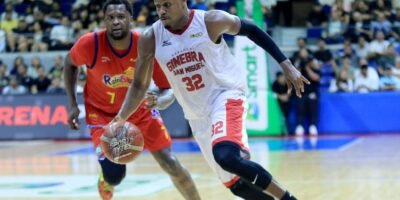 Justin Brownlee powers Ginebra with a 40-point performance vs Rain or Shine. [photo credit: Peter Baltazar]