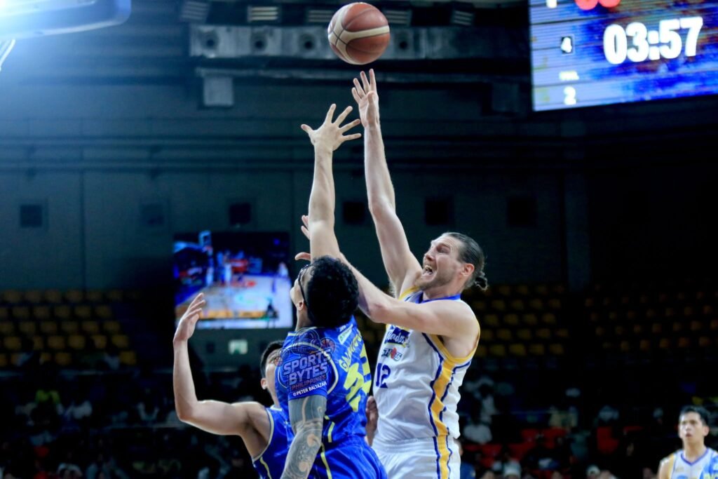 Clint Chapman erupts for 42 points in Hotshots victory. [photo credit: Peter Baltazar]