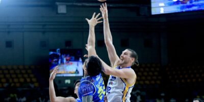 Clint Chapman erupts for 42 points in Hotshots victory. [photo credit: Peter Baltazar]