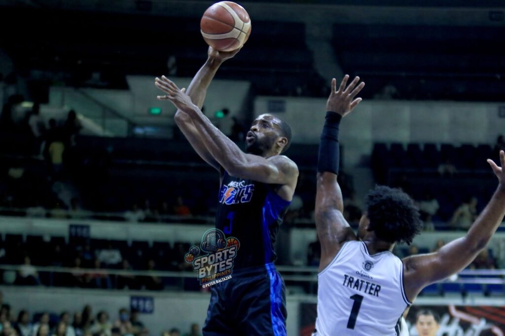 Marvin Jones powers Meralco with a dominant double-double against Blackwater. [photo credit: Peter Baltazar]
