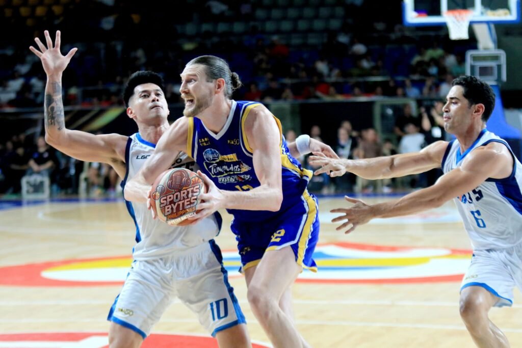 Clint Chapman powers through the paint during Magnolia’s crucial win over Meralco. [photo credit: Peter Baltazar]