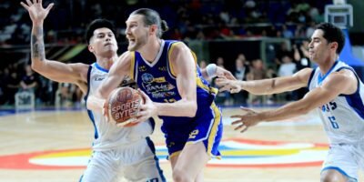 Clint Chapman powers through the paint during Magnolia’s crucial win over Meralco. [photo credit: Peter Baltazar]