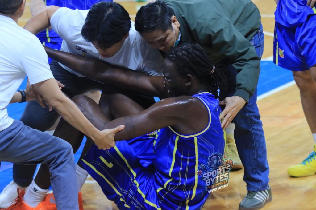A major injury to Bol Manute Bol changed the flow of Game 2, allowing Meralco to take control. [photo credit: Peter Baltazar]