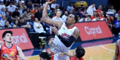 Justin Brownlee leads Barangay Ginebra during its semifinal clash against Rain or Shine. [photo credit: Peter Baltazar]