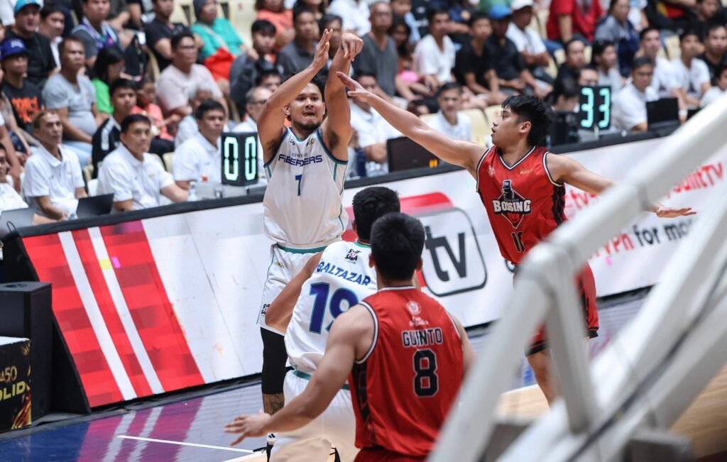 Juan Gomez de Liano leads FiberXers past Blackwater. [PBA Images]