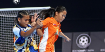 Feona Maquinay (right) of league leading Beach Hut takes control of the ball against Star FC's Maria Veronica Cruz (left) .