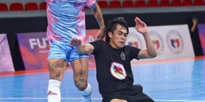 Azkals legend Stephan Schrock strikes goal in the very first possession past UA&P's Alvaro Cordero in the PFF Futsaliga semifinals match between the Azkals Development Club and the University of Asia and the Pacific. [Futsaliga photo]