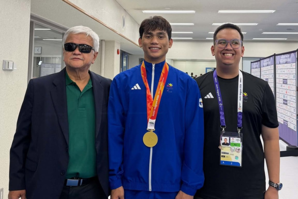 AJ Alegarbes, accompanied by the Philippine Paralympics Committee president Mike Barredo and coach Bryan Ong. [PSC photo]